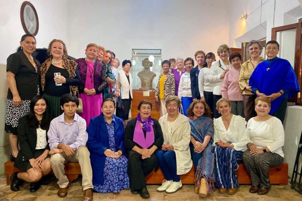 Amigos de María Enriqueta AC en develación del busto realizado por el escultor Santiago León Callejas