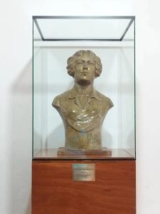 Busto de María Enriqueta Por José Santiago León Callejas